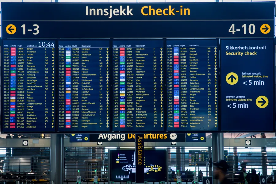 Illustrasjonsbilde av en avgangstavle på flyplass.
