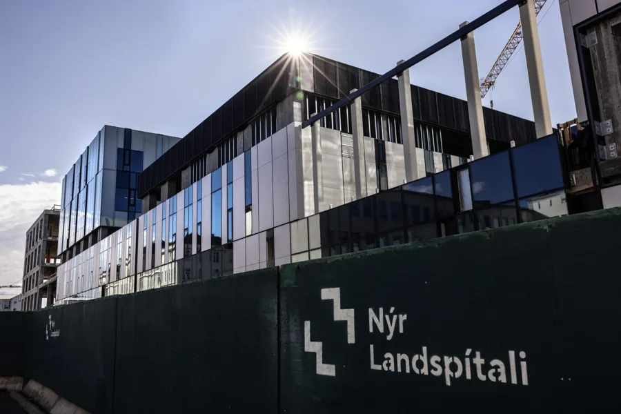 En bygning med et skilt på