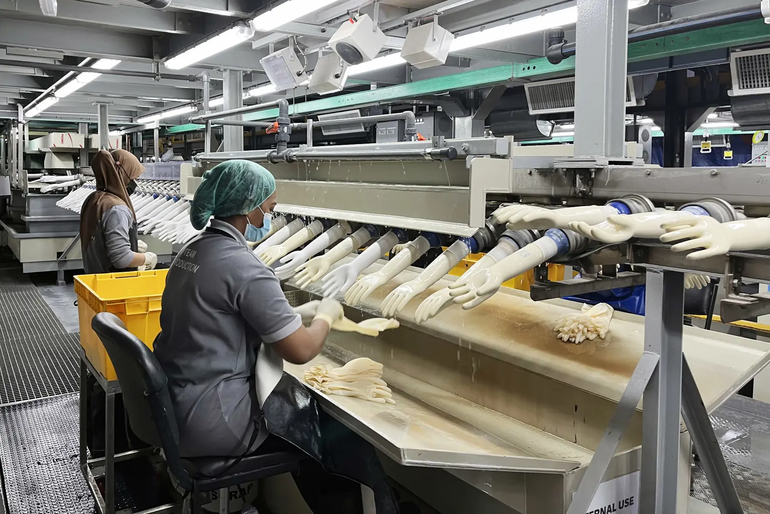 En person på en fabrikk