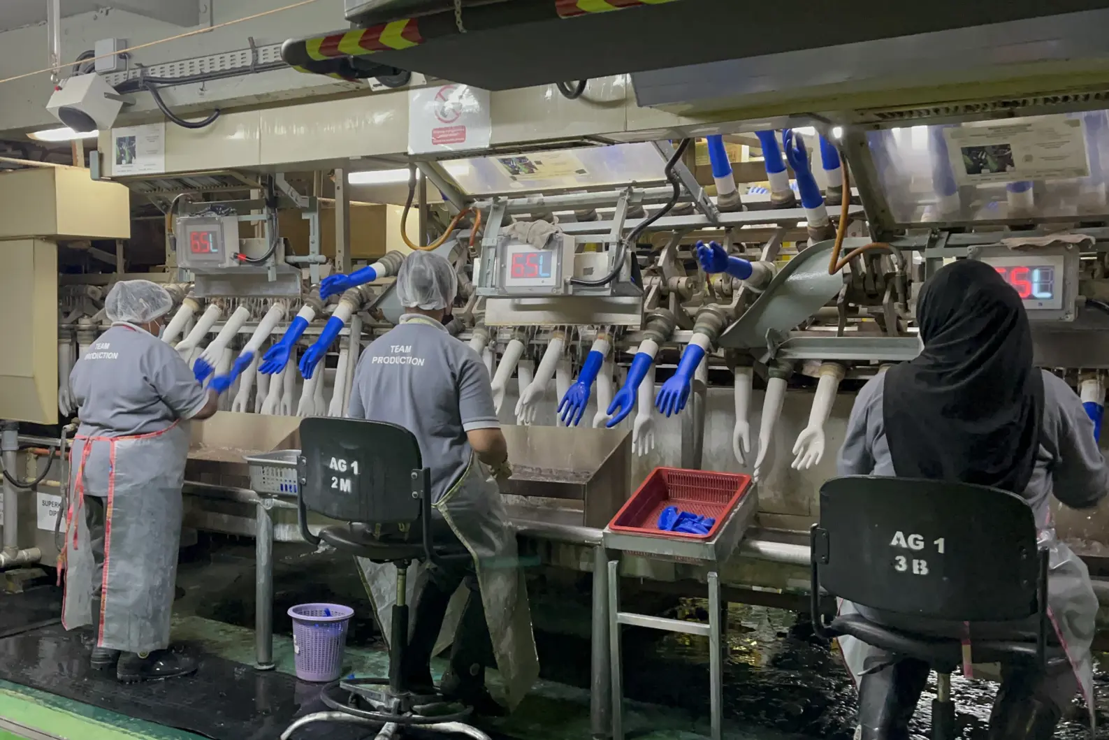 Folk som jobber på en fabrikk