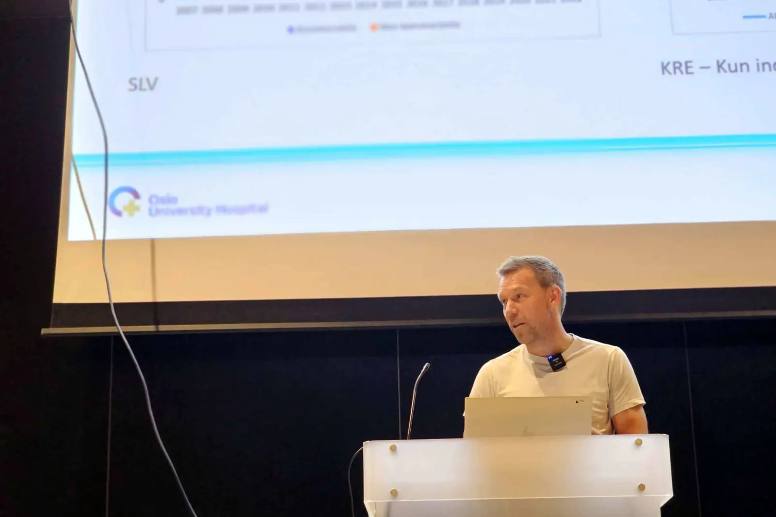 En mann som taler på et podium