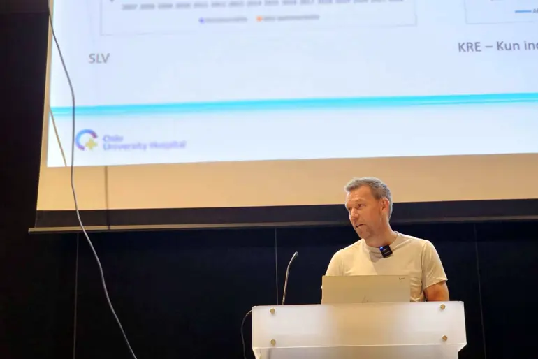 En mann som taler på et podium