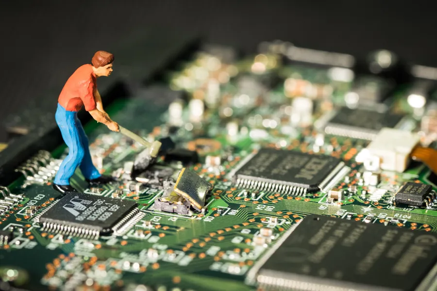 En person som står på et kretskort