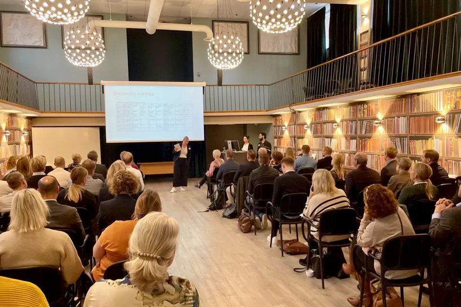 En person som holder en presentasjon for et publikum