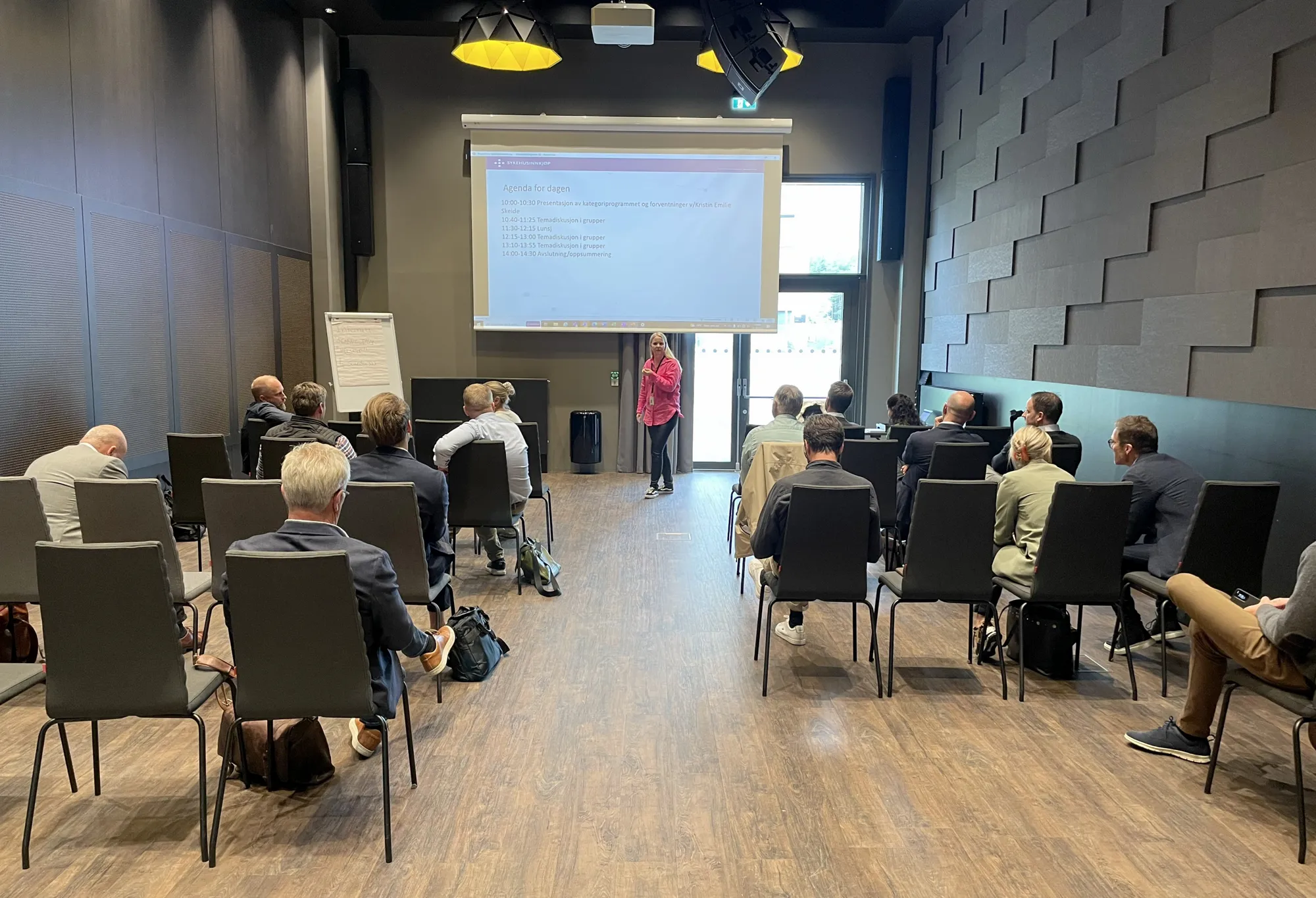 En gruppe mennesker i et rom