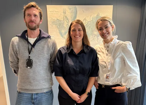 En gruppe mennesker som poserer for et bilde