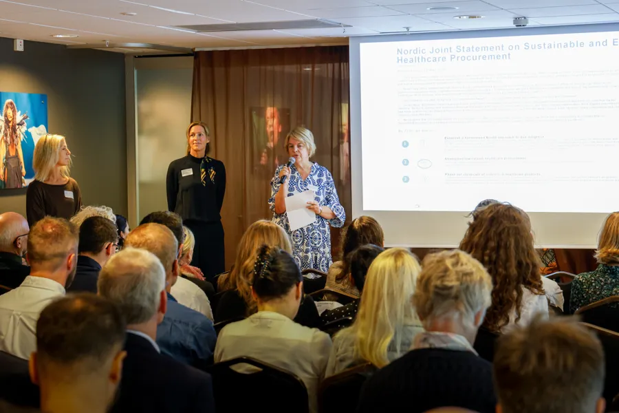 En mann og en kvinne som snakker til et publikum