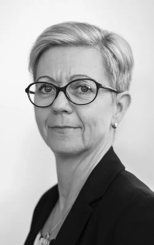 En kvinne med briller. Sort-hvitt portrett.