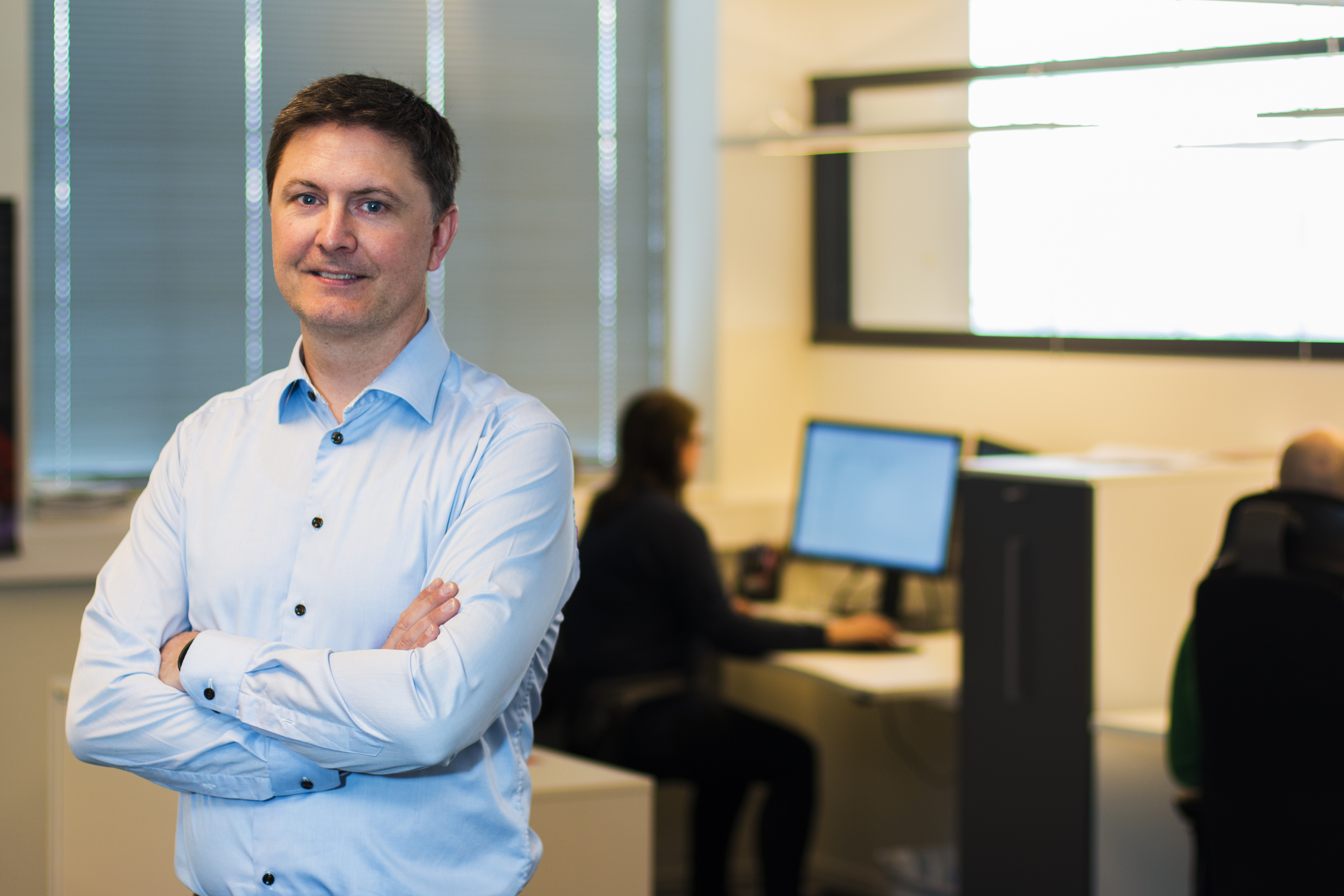 En mann som står foran en datamaskin