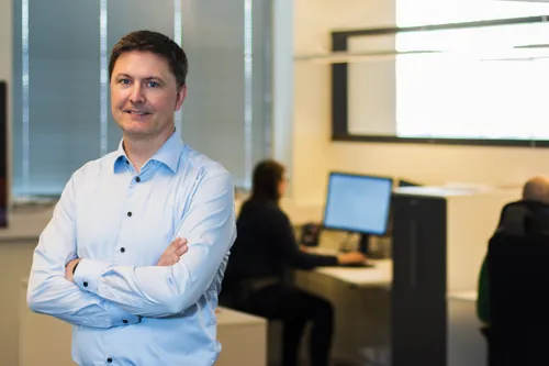 En mann som står foran en datamaskin