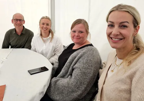 En gruppe mennesker som sitter ved et bord