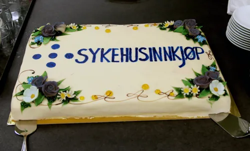 En kake med Sykehusinnkjøp-logoen på