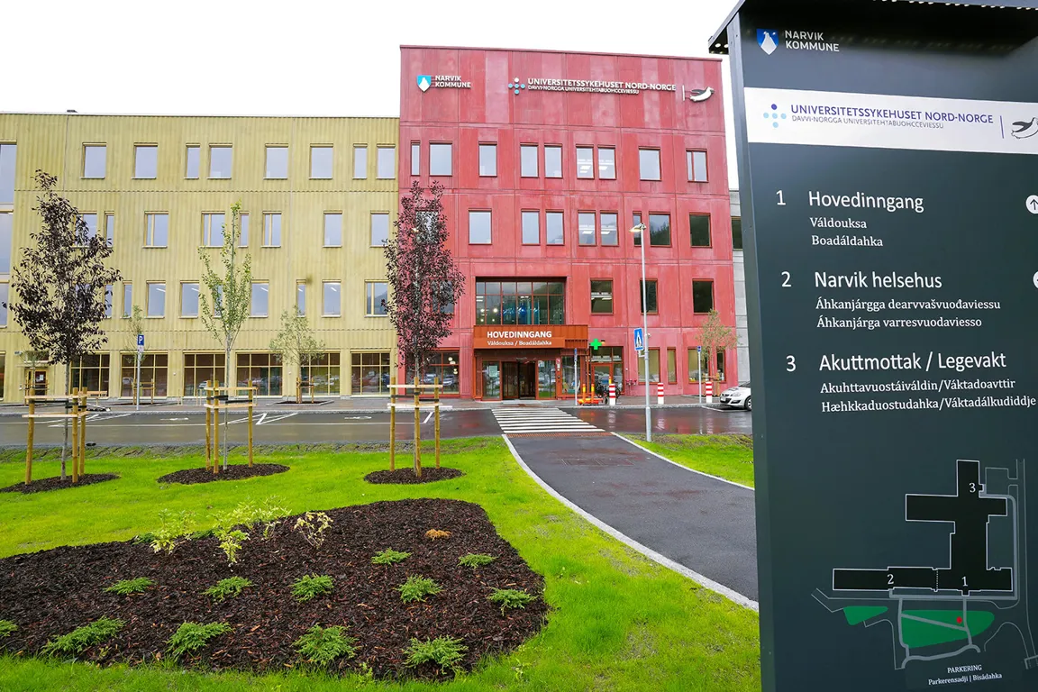 Et skilt foran en bygning