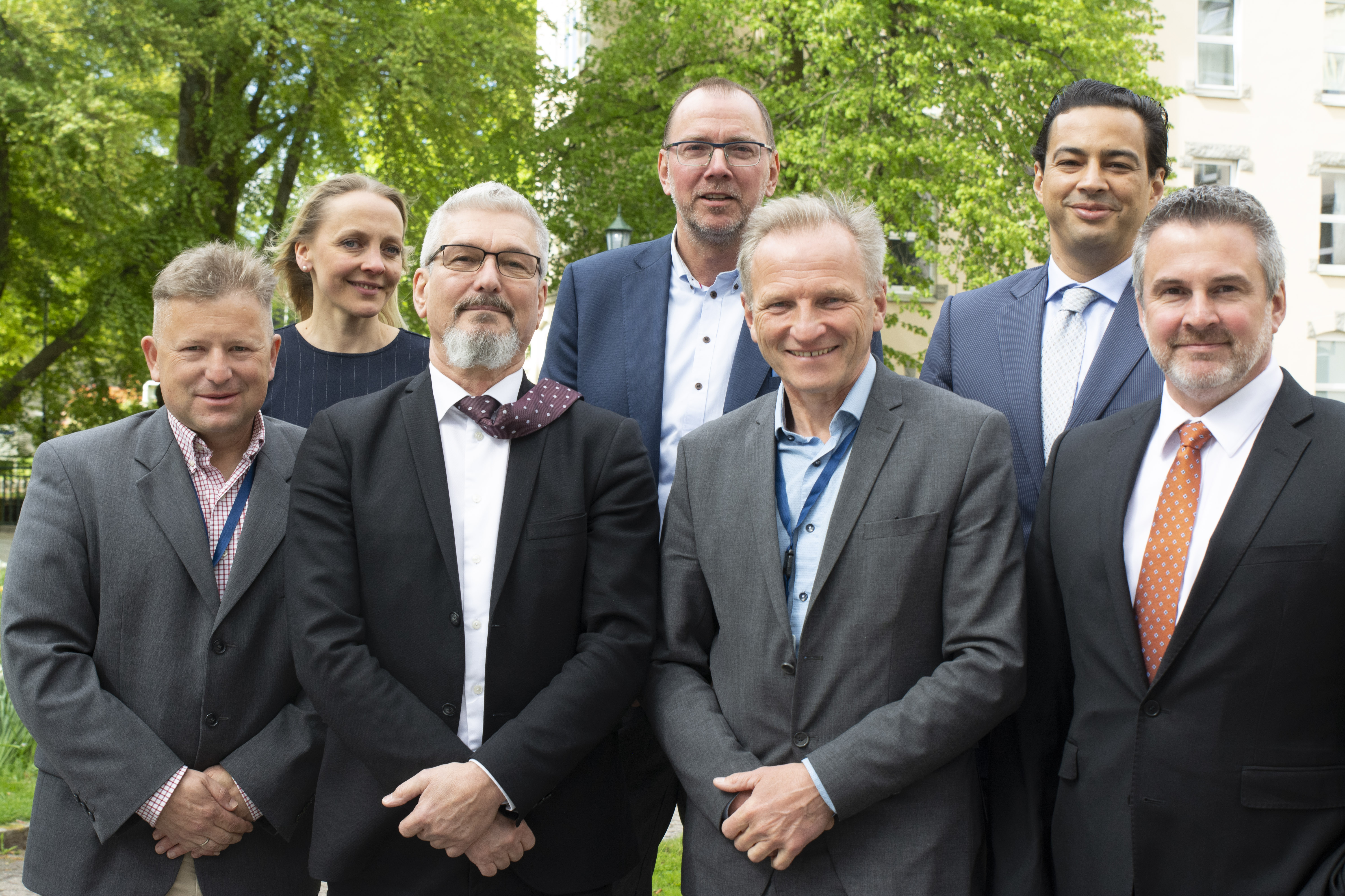 Vinnerne poserer sammen med deler av teamet som har stått bak anskaffelsen.