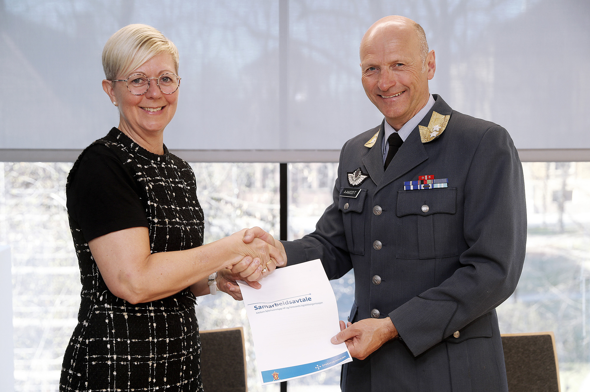 Administerende direktør i Sykehusinnkjøp Bente Hayes og generalmajor Lars Christian Aamodt med samarbeidsavtalen mellom dem.