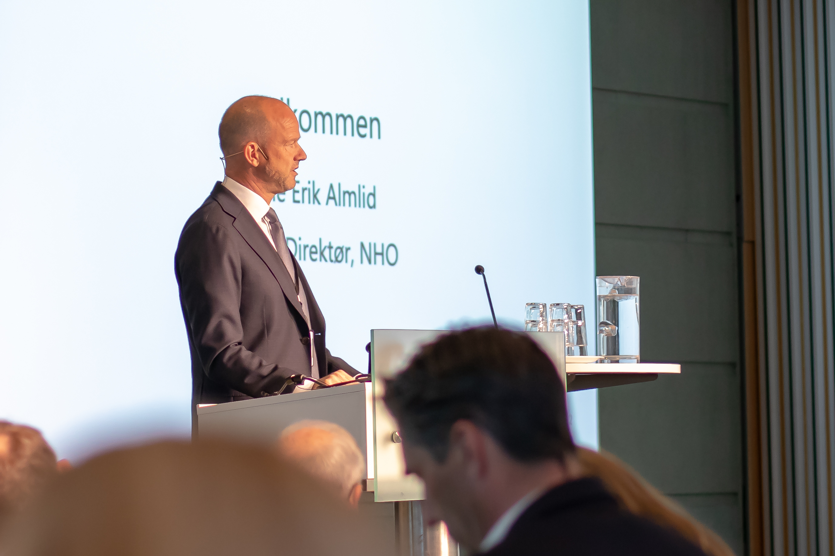 Administerende direktør Ole Erik Almlid i NHO på scenen under anskaffelseskonferansen.