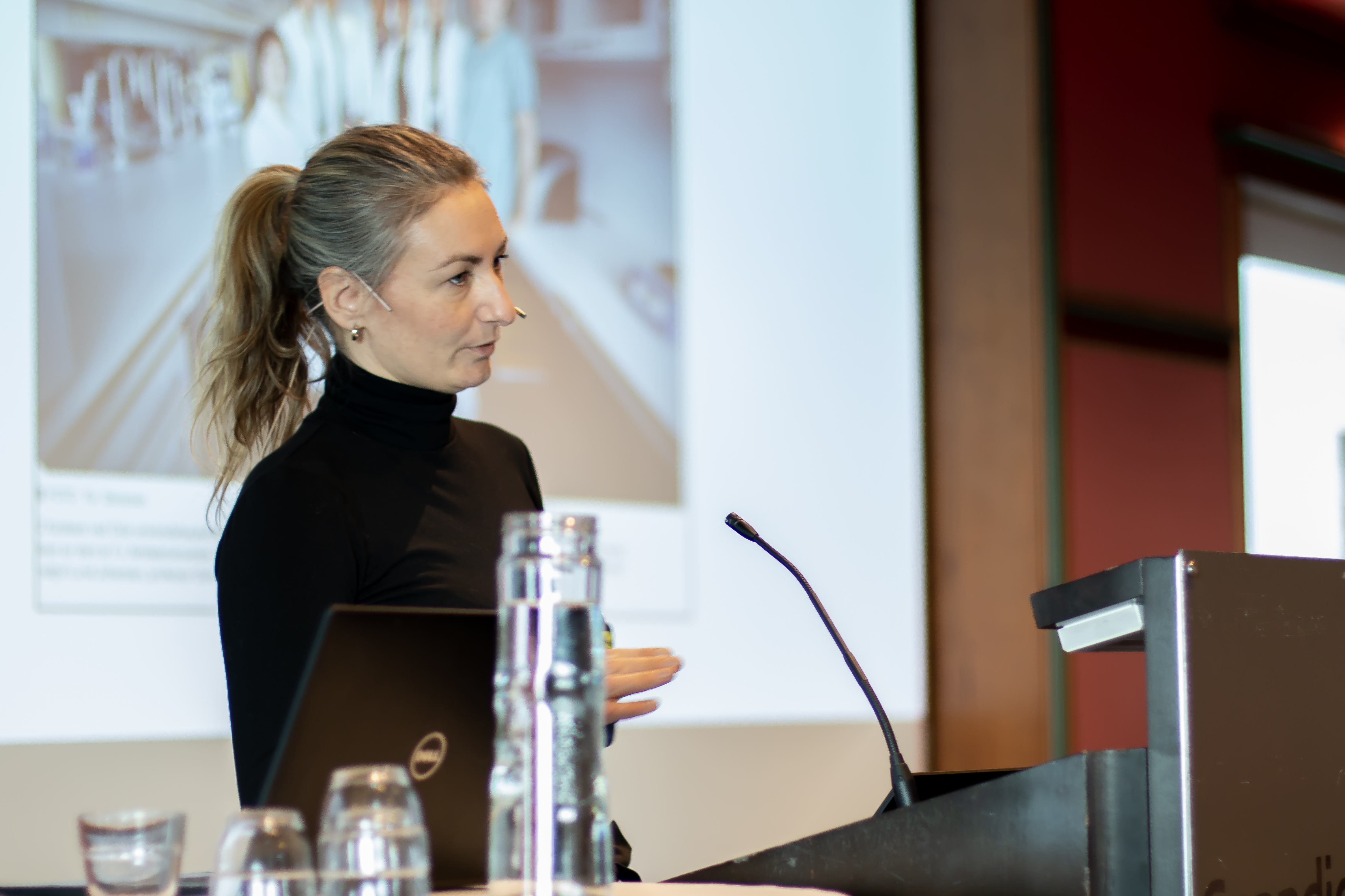 Fagdirektør Camilla Nervik i Datatilsynet holder en innledning under dialogkonferansen.