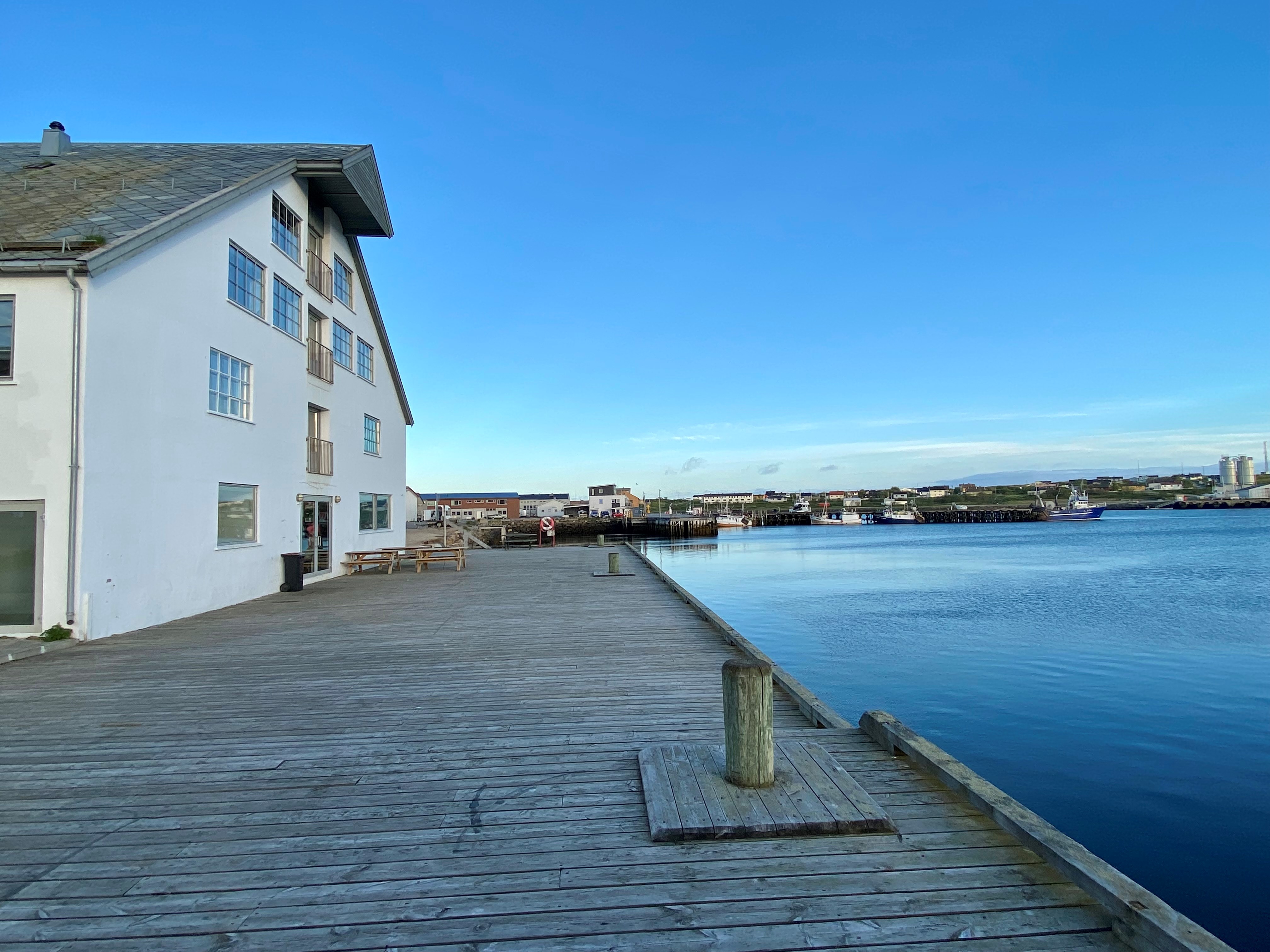 En brygge som fører til en bygning